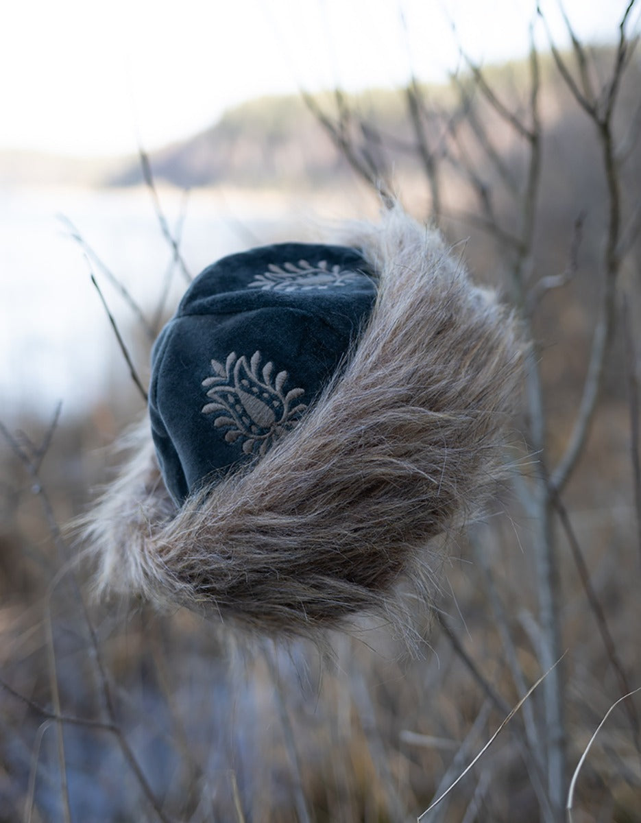 Toque 'Lavinia' en velours brodée couleur noir lavé
