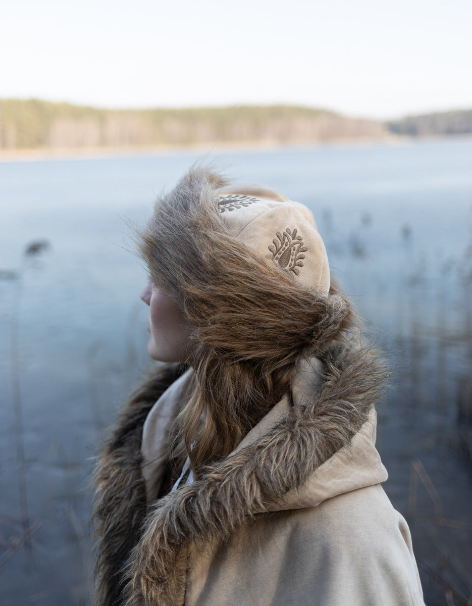 Toque 'Lavinia' en velours brodée couleur céramique