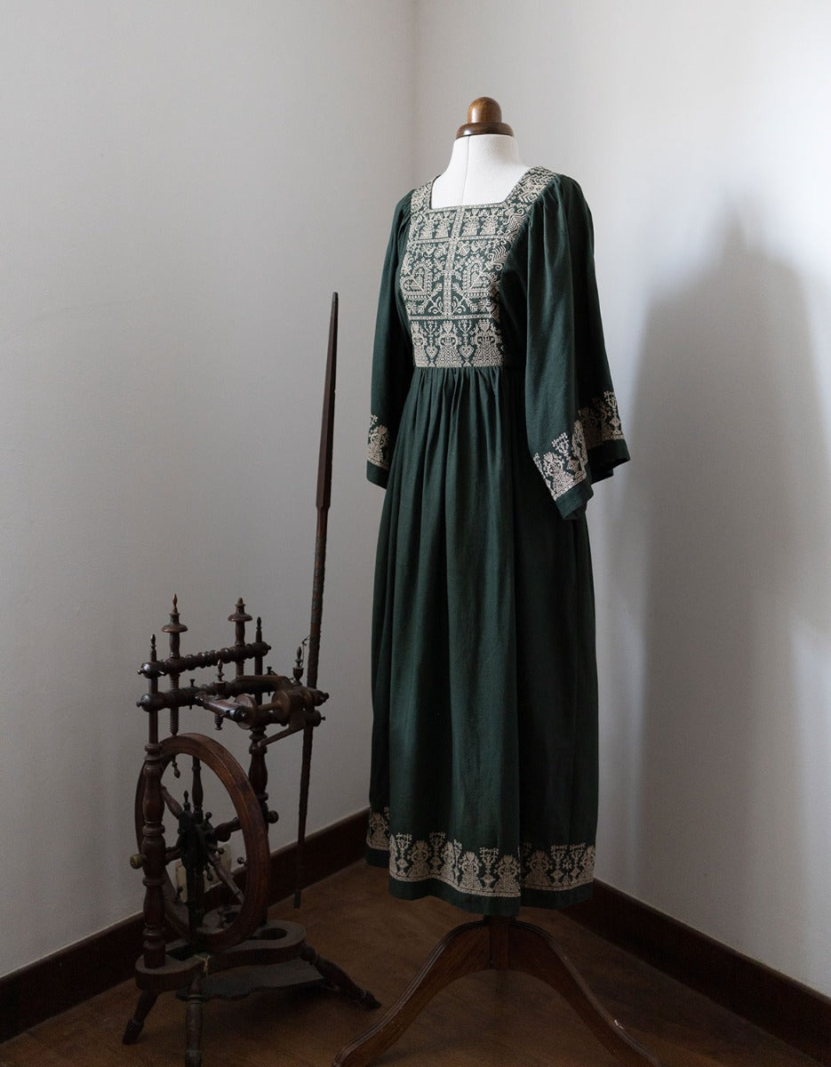 Robe 'Meredith' vert forêt brodée crème – voriagh - sisters from
