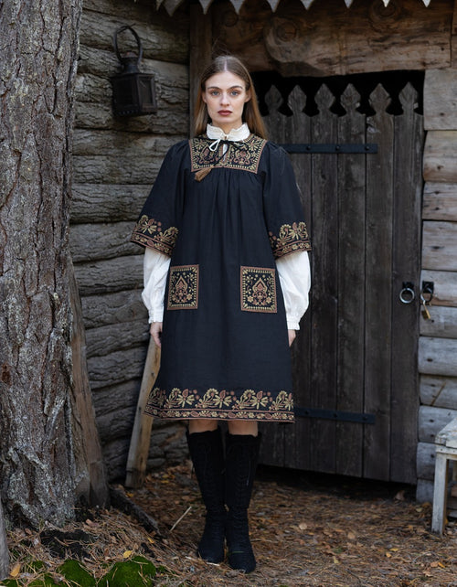 Robe 'Mila' noire avec broderies contrastantes