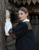 Robe 'Mila' noire avec broderies contrastantes