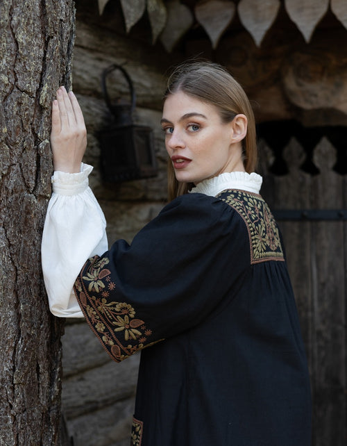 Robe 'Mila' noire avec broderies contrastantes