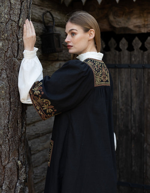 Robe 'Mila' noire avec broderies contrastantes