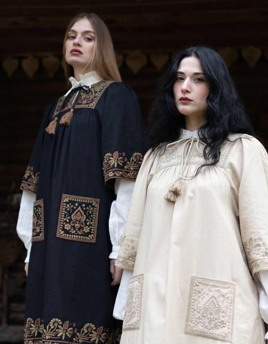 Robe 'Mila' noire avec broderies contrastantes