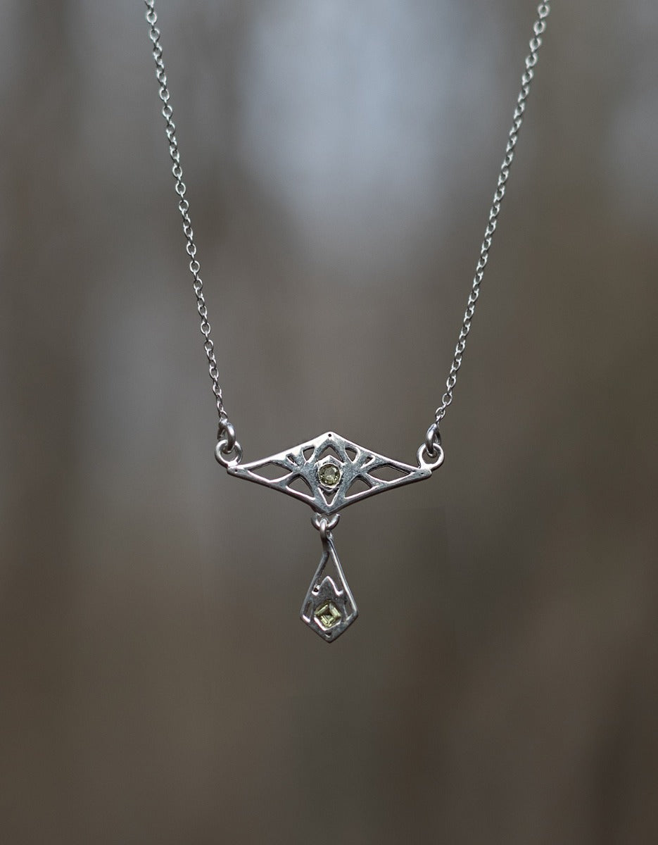 'Mira stilla' necklace in silver and peridot