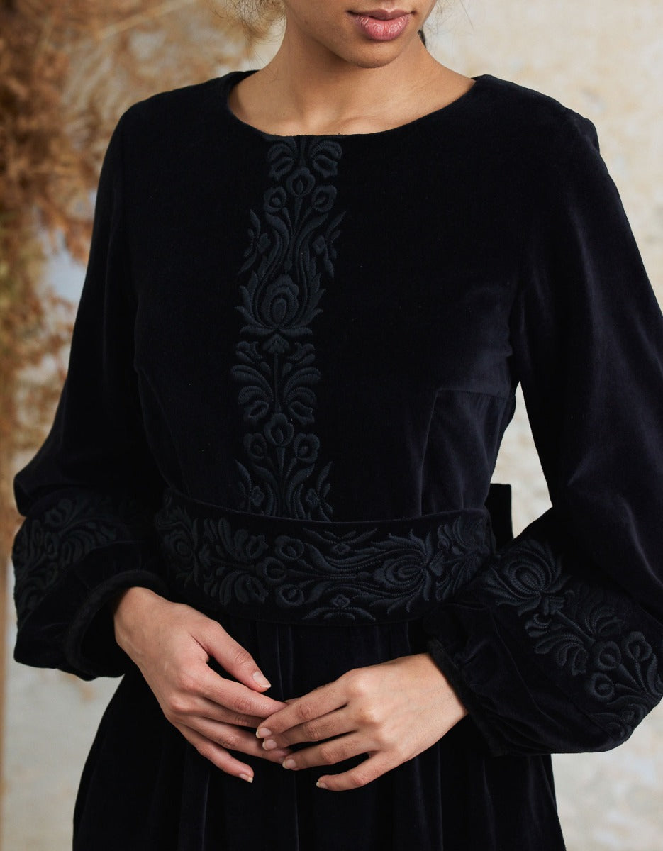 Robe 'Misha' en velours noir brodé