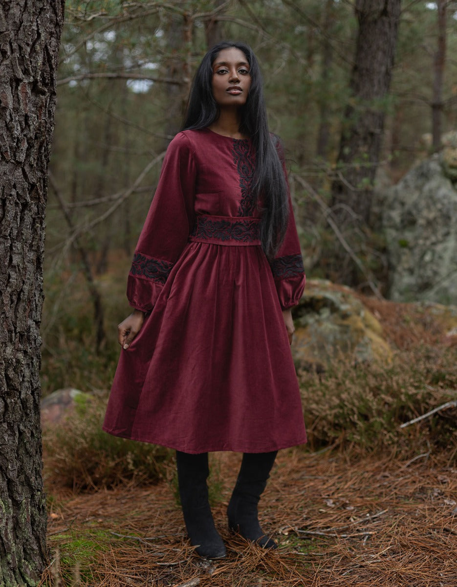 Robe 'Misha' brodée en velours bordeaux