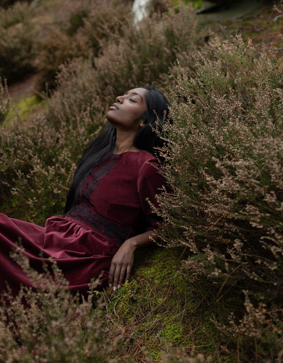 Robe 'Misha' brodée en velours bordeaux