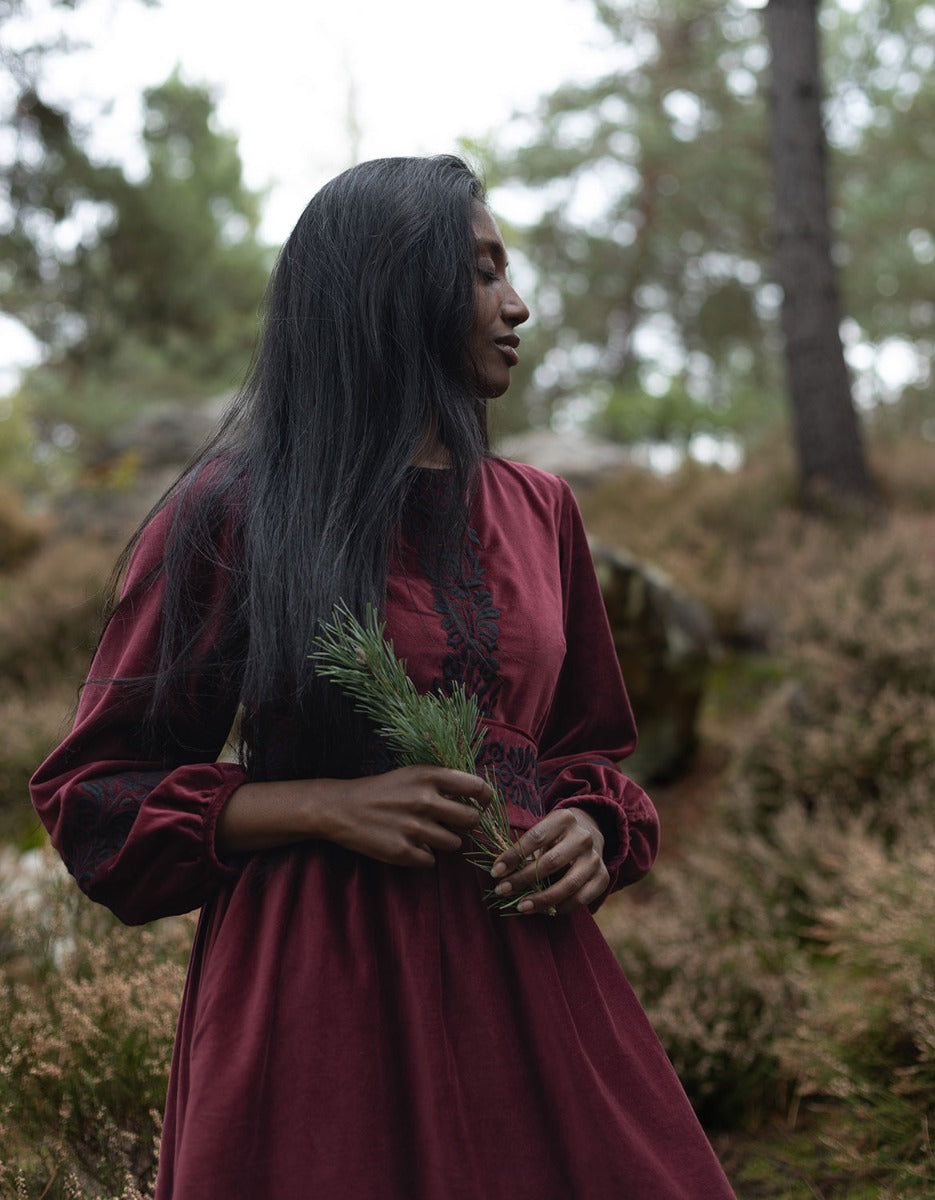 Robe 'Misha' brodée en velours bordeaux