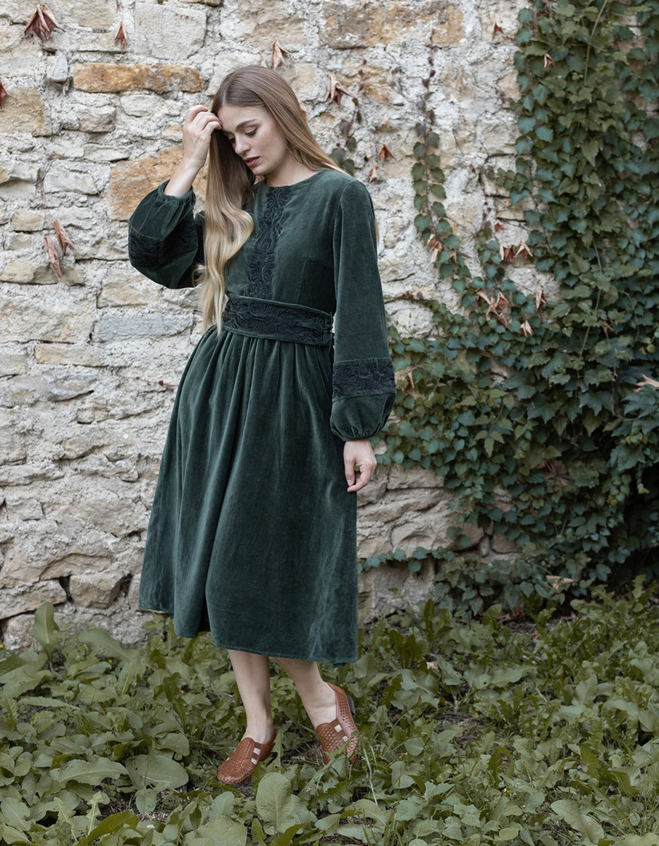 Robe 'Misha' en velours vert lierre brodé – voriagh - sisters from