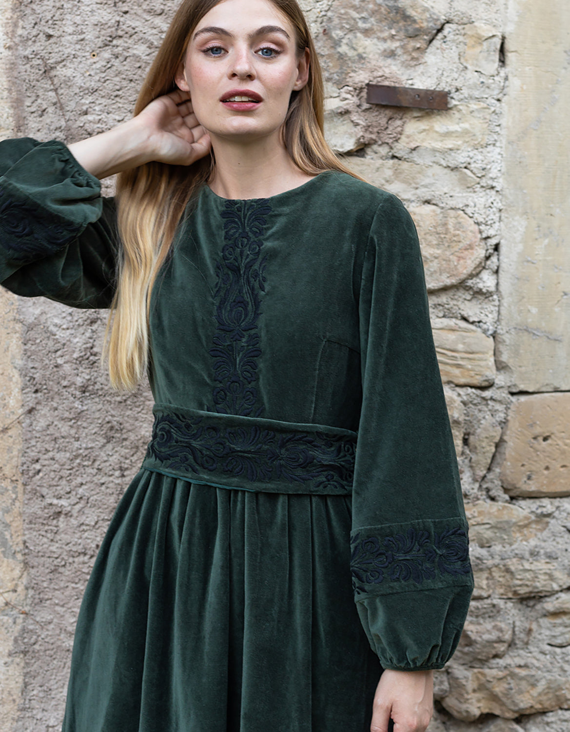 Robe 'Misha' en velours vert lierre brodé – voriagh - sisters from