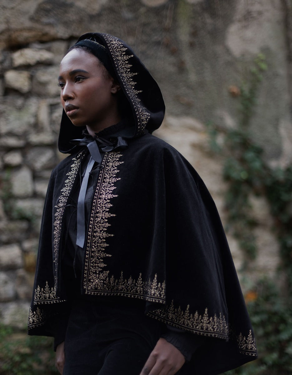 Cape 'Nelda' en velours noir brodé