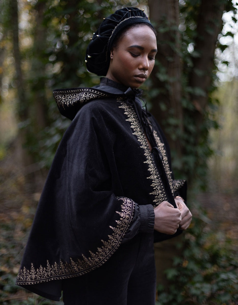 Cape 'Nelda' en velours noir brodé