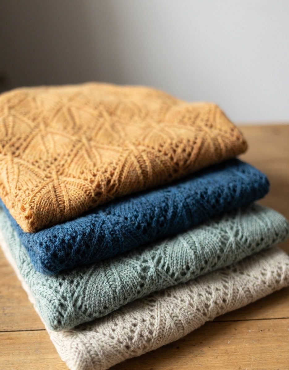 "Norna" stole in pure wool with openwork knit lagoon