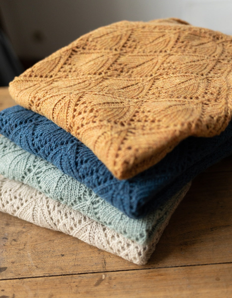"Norna" stole in pure wool with openwork knit lichen
