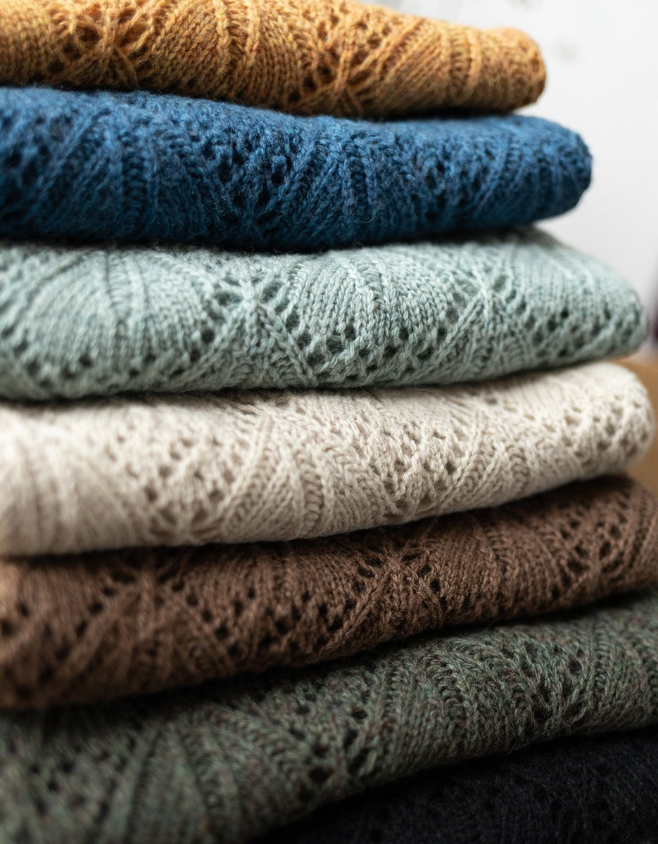 "Norna" stole in pure wool with openwork knit honey