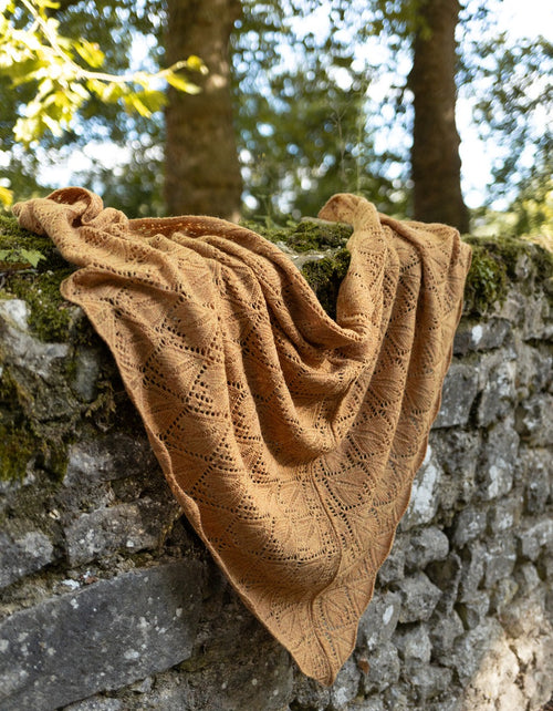 "Norna" stole in pure wool with openwork knit honey