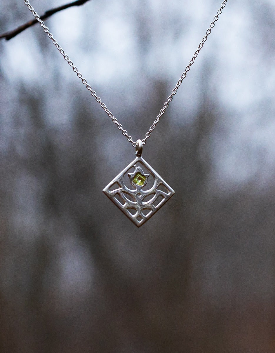 'Primula major' necklace in silver and peridot