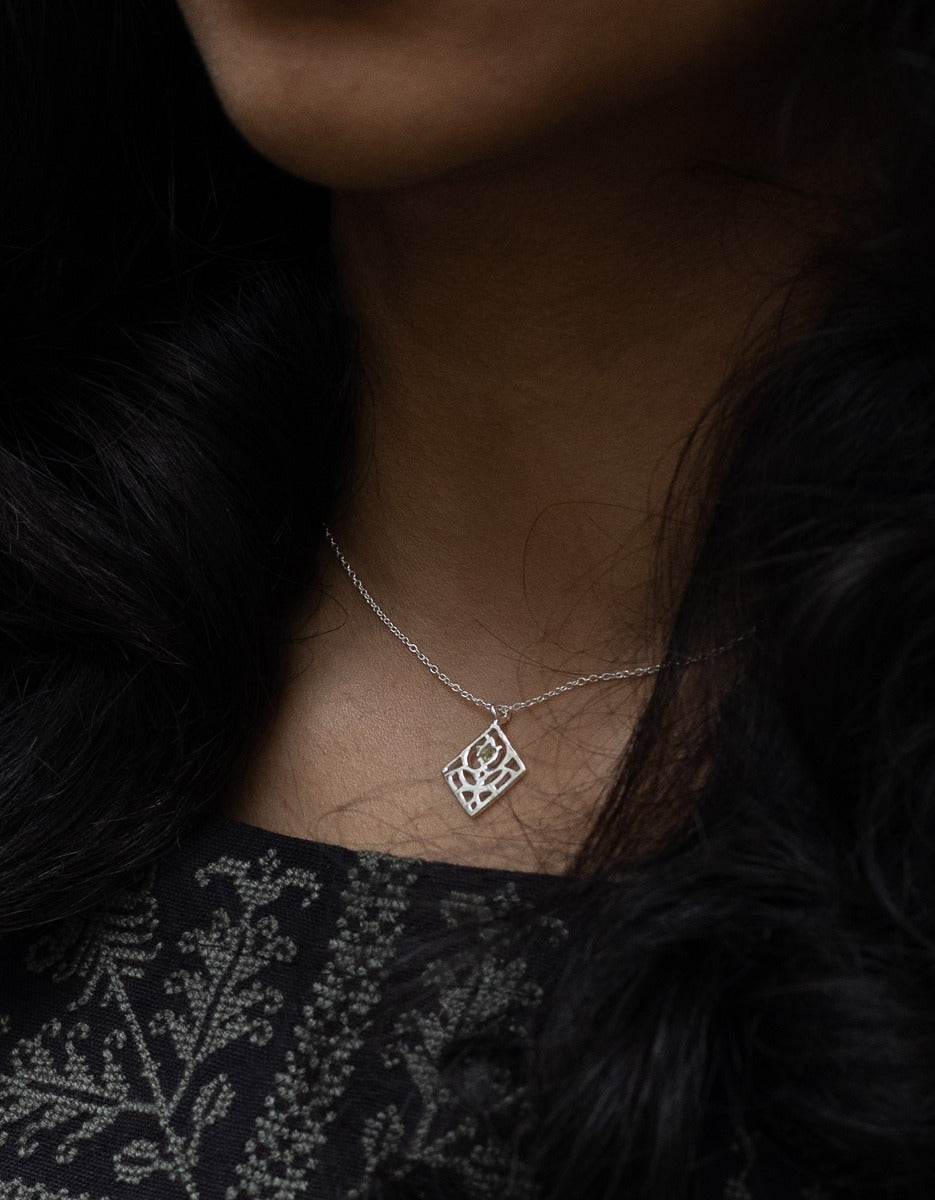 'Primula major' necklace in silver and peridot