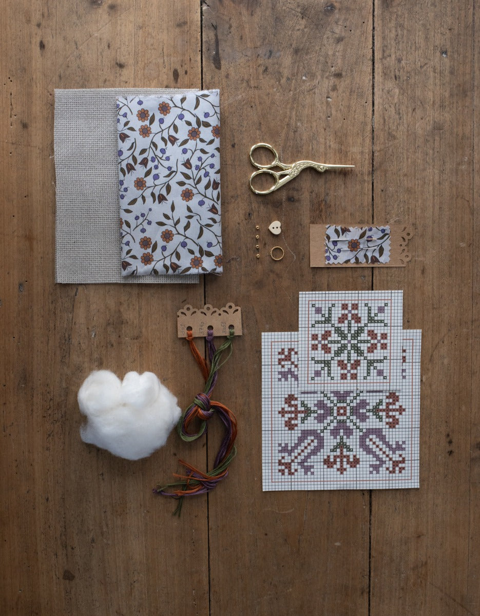 DIY kit 'The Embroiderer's Companion with Stork Scissors' - Millicent cream