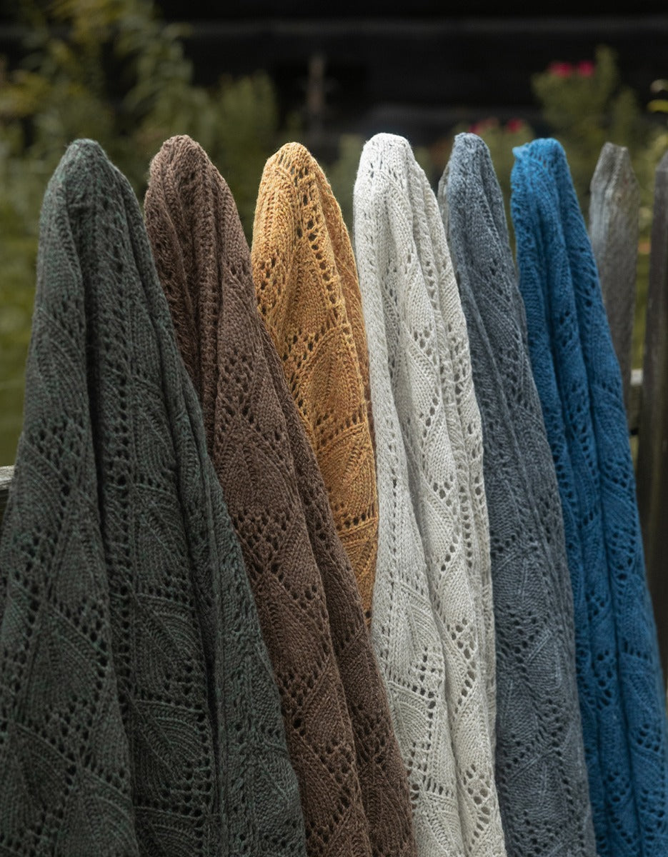 "Norna" stole in pure wool with openwork knit honey