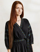 Robe croisée 'Tabea' noire avec fleurs bleues