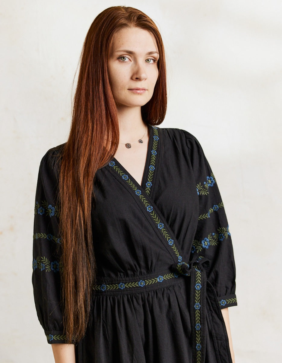 Robe croisée 'Tabea' noire avec fleurs bleues