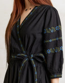 Robe croisée 'Tabea' noire avec fleurs bleues