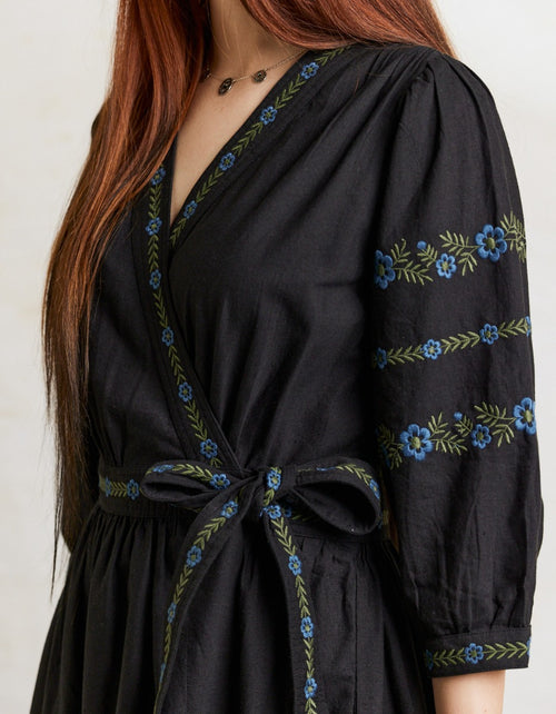 Robe croisée 'Tabea' noire avec fleurs bleues