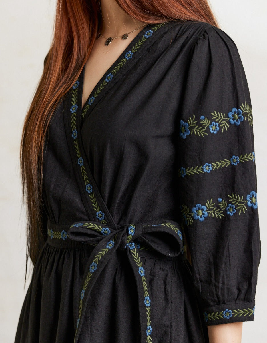 Robe croisée 'Tabea' noire avec fleurs bleues
