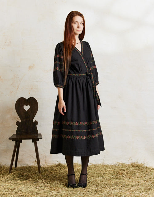 Robe croisée 'Tabea' noire avec fleurs rouges