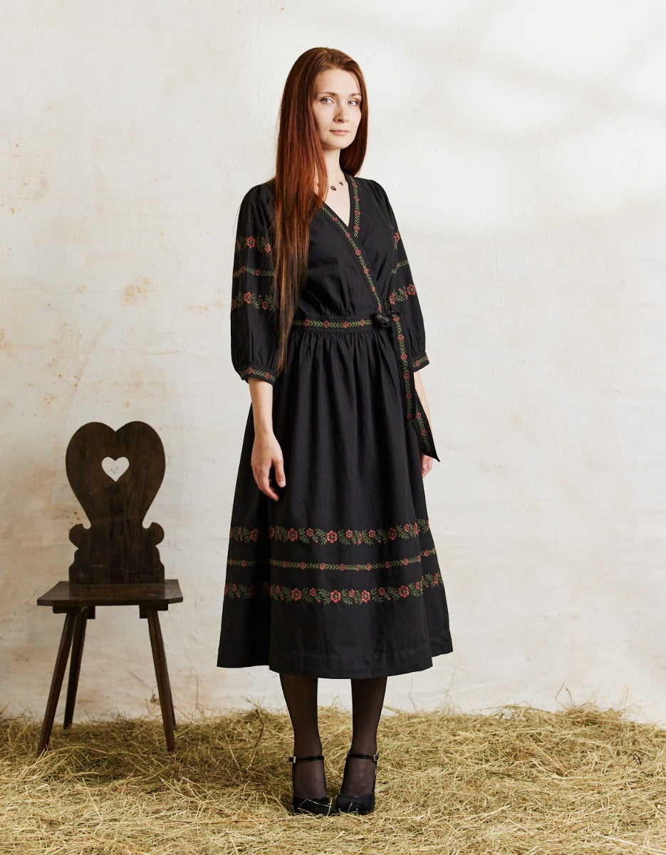 Robe croisée 'Tabea' noire avec fleurs rouges