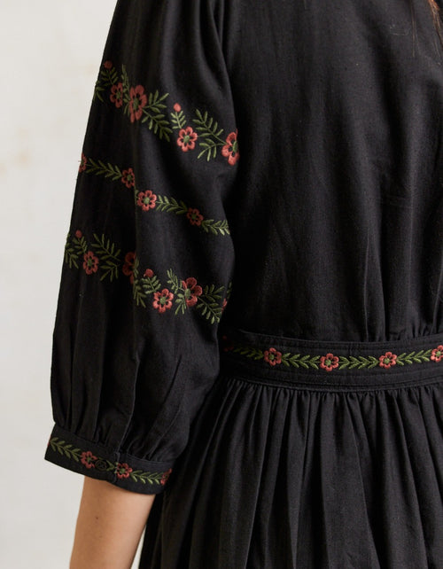 Robe croisée 'Tabea' noire avec fleurs rouges
