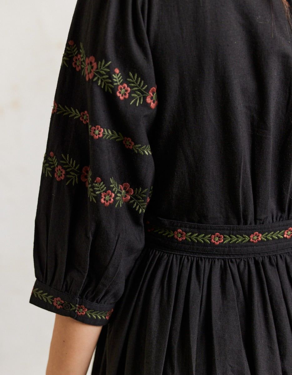 Robe croisée 'Tabea' noire avec fleurs rouges