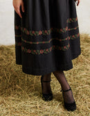 Robe croisée 'Tabea' noire avec fleurs rouges