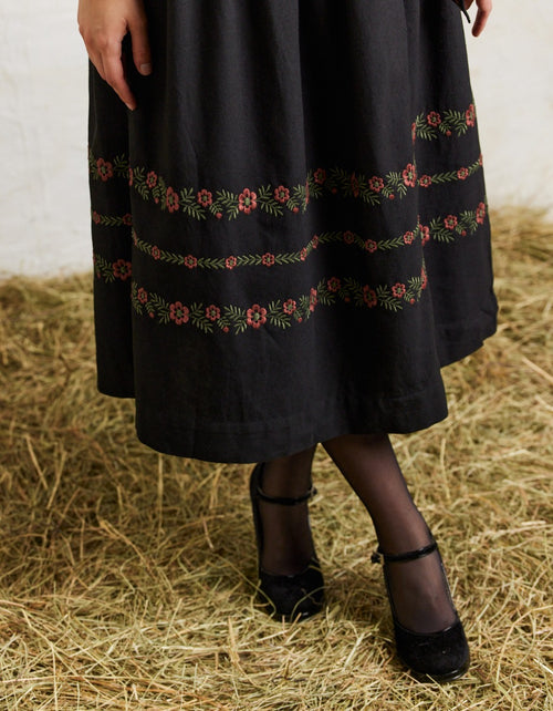 Robe croisée 'Tabea' noire avec fleurs rouges