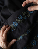 Robe croisée 'Tabea' noire avec fleurs bleues