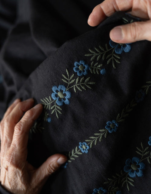 Robe croisée 'Tabea' noire avec fleurs bleues