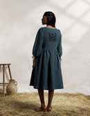 Robe 'Tara' brodée en lin manches 3/4 turquoise