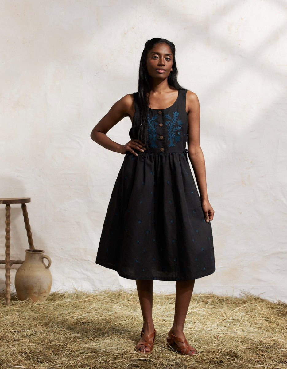 Robe chasuble 'Tara' brodée en lin noire Black / XS/S