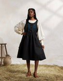 Robe chasuble 'Tara' brodée en lin noire