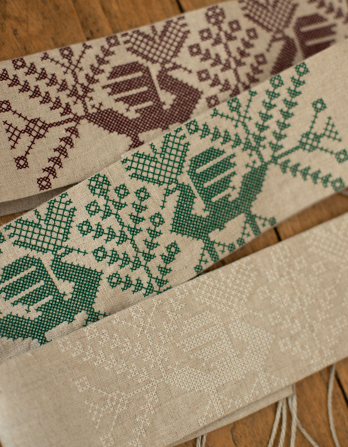 "Valeska" embroidered linen belt white