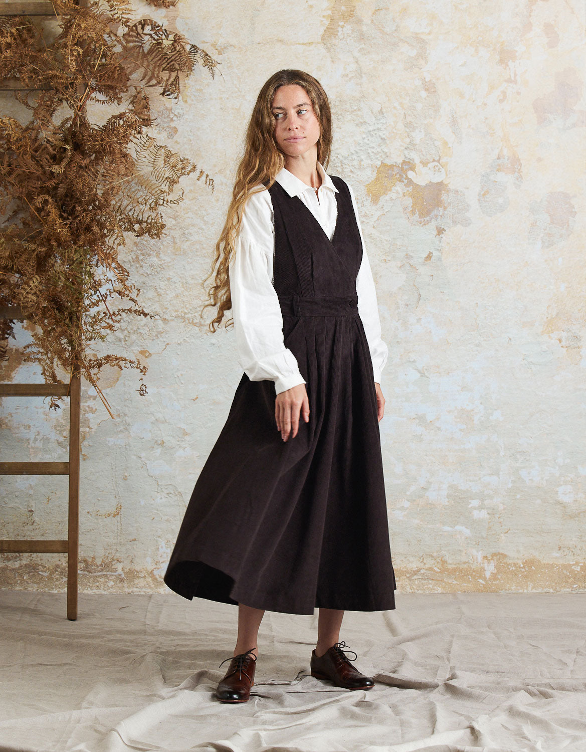 Robe-chasuble 'Yana' en velours côtelé noire