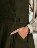 Robe-chasuble 'Yana' en velours côtelé vert mousse