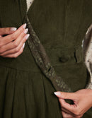 Robe-chasuble 'Yana' en velours côtelé vert mousse