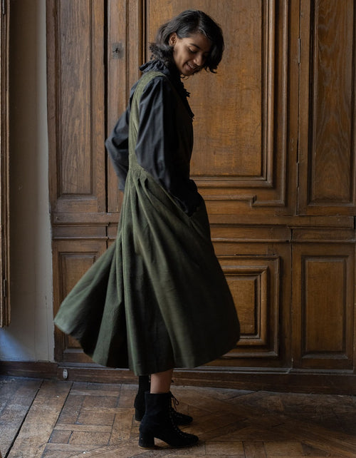 Robe-chasuble 'Yana' en velours côtelé vert mousse