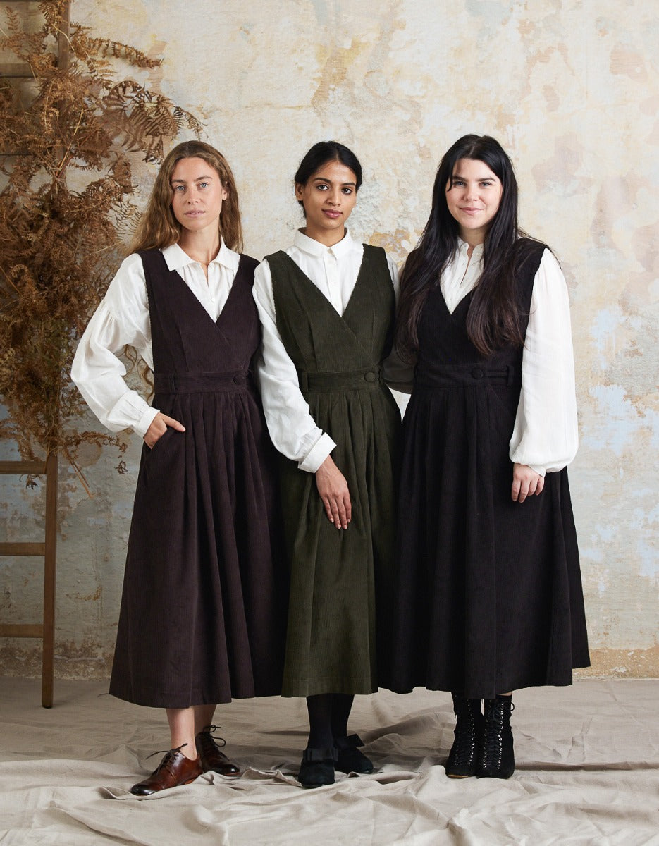 Robe-chasuble 'Yana' en velours côtelé vert mousse
