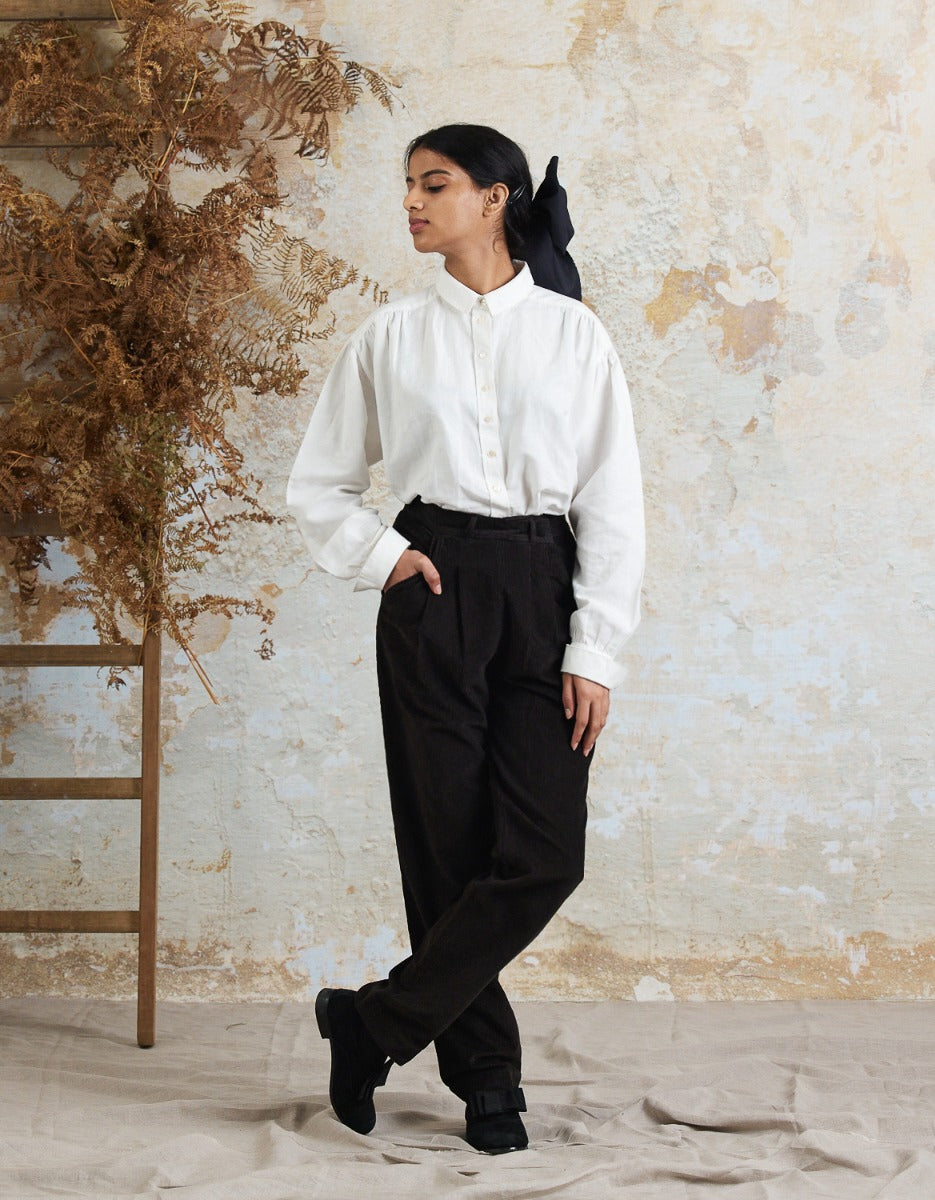 Pantalon 'Yana' en velours côtelé noir