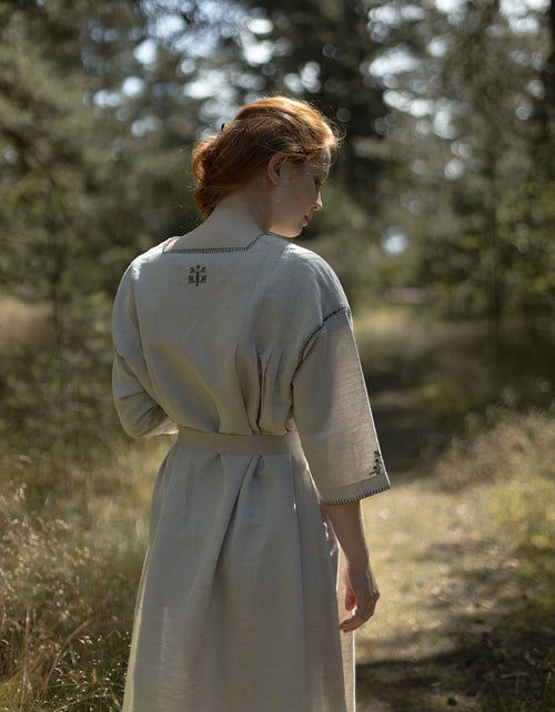 Robe 'Zlata' en lin brodé mousse