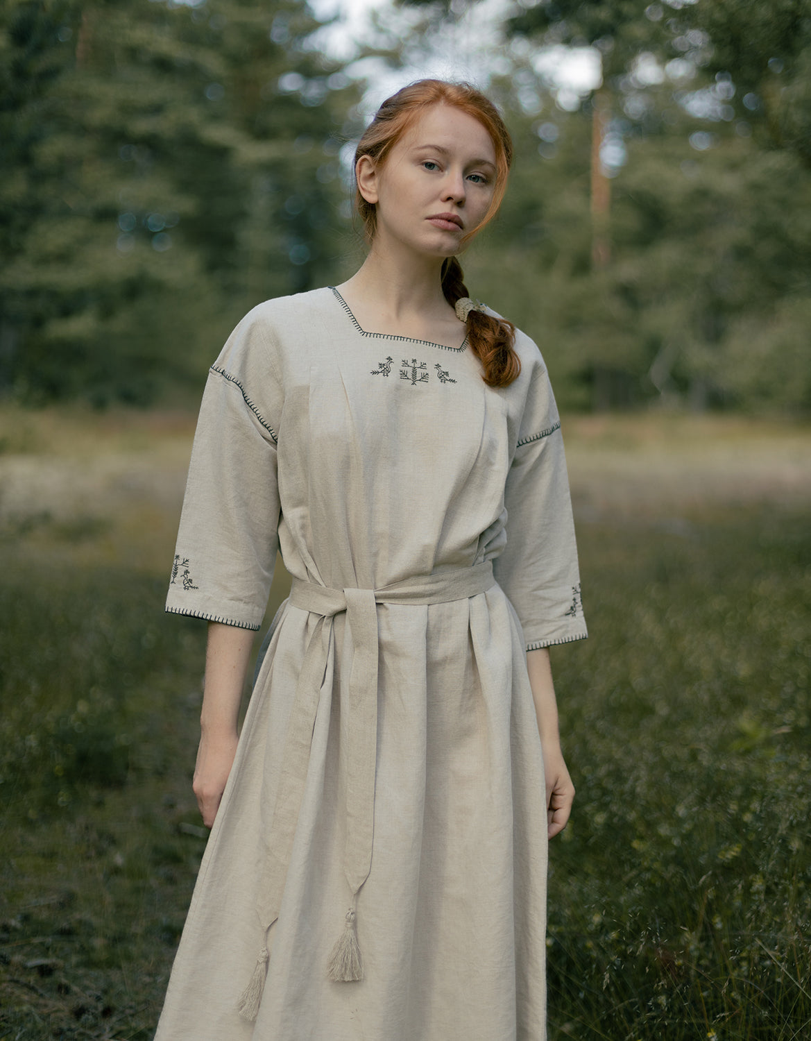 Robe 'Zlata' en lin brodé mousse